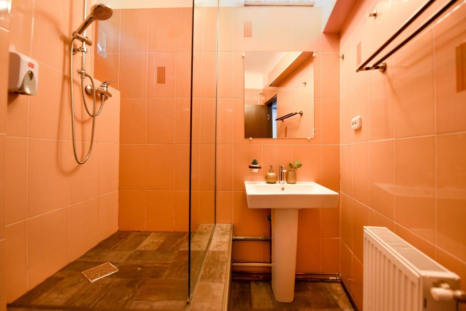 Apartment Vibrant Charm - Cozy In The Heart Of The
